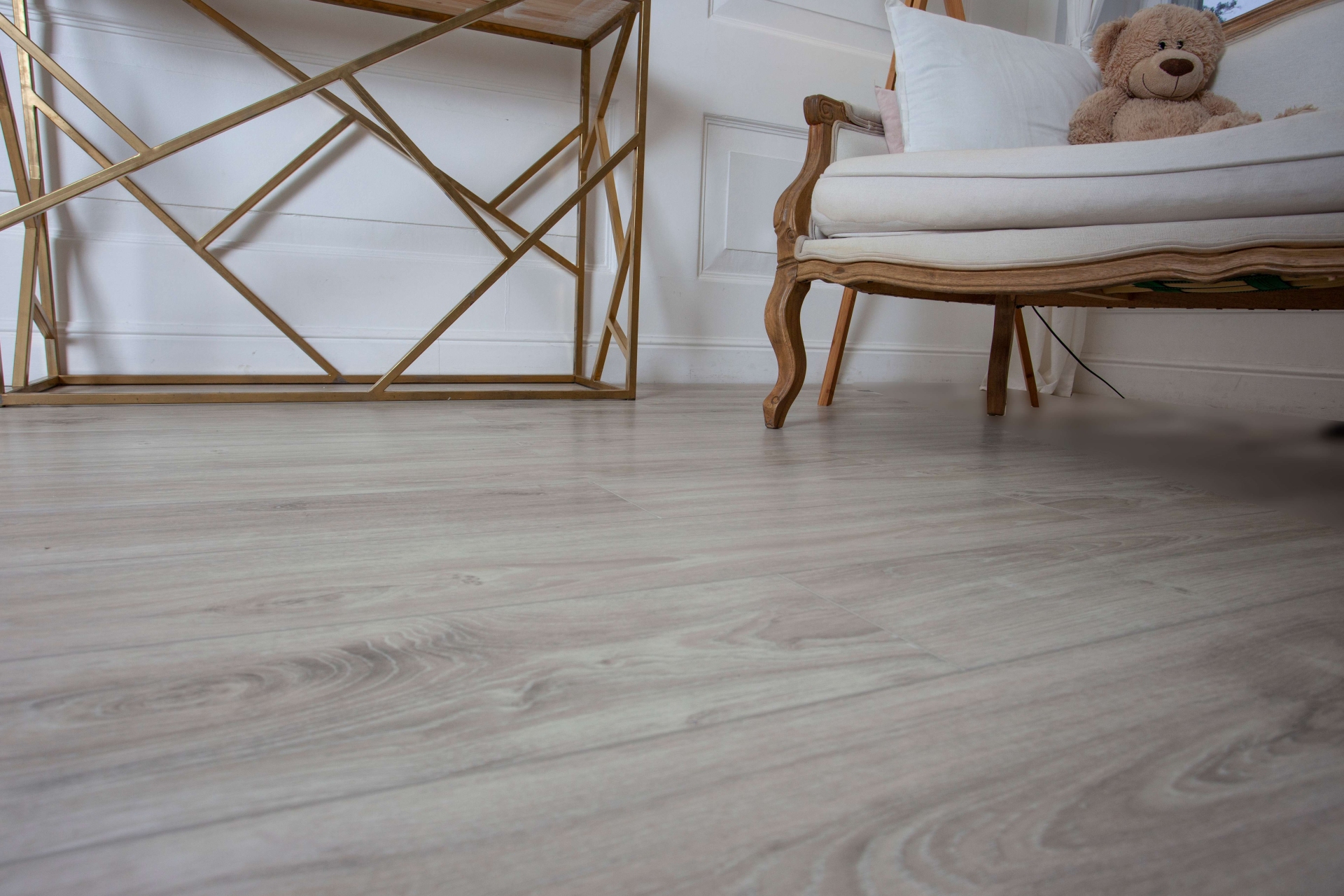 Усовершенствованная кварц-виниловая плитка «Damy Floor» Дуб Белый (1227*187*2,5 мм) — купить в Пензе